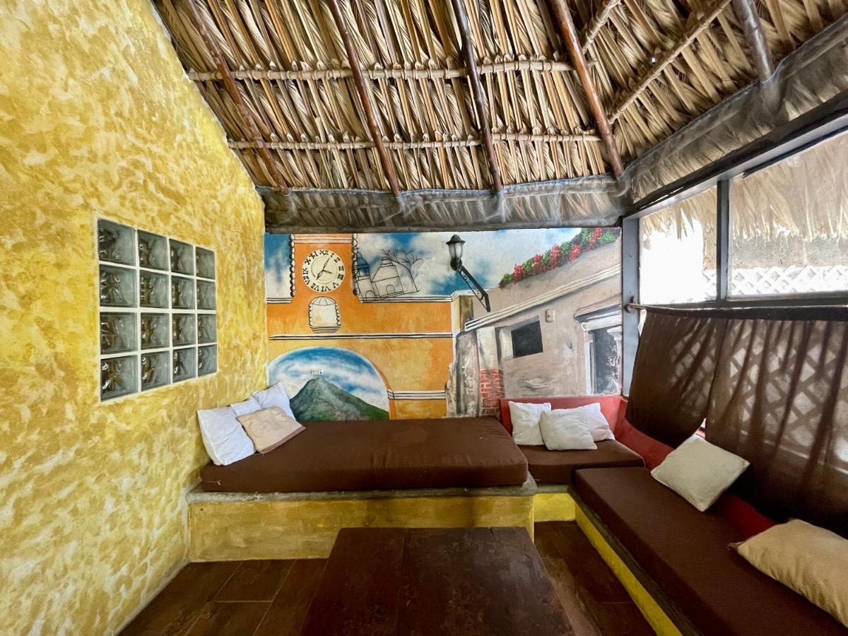 Johnnys Place Hotel Monterrico Zewnętrze zdjęcie