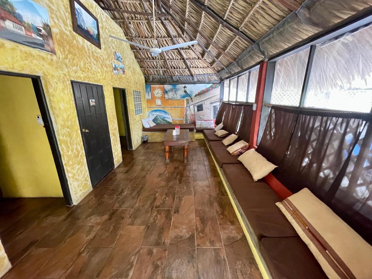 Johnnys Place Hotel Monterrico Zewnętrze zdjęcie