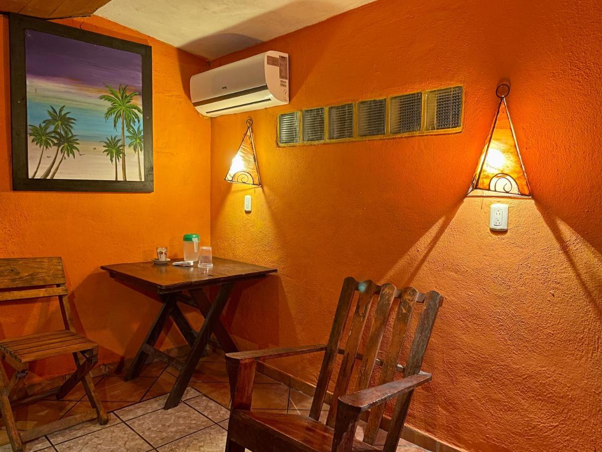 Johnnys Place Hotel Monterrico Zewnętrze zdjęcie