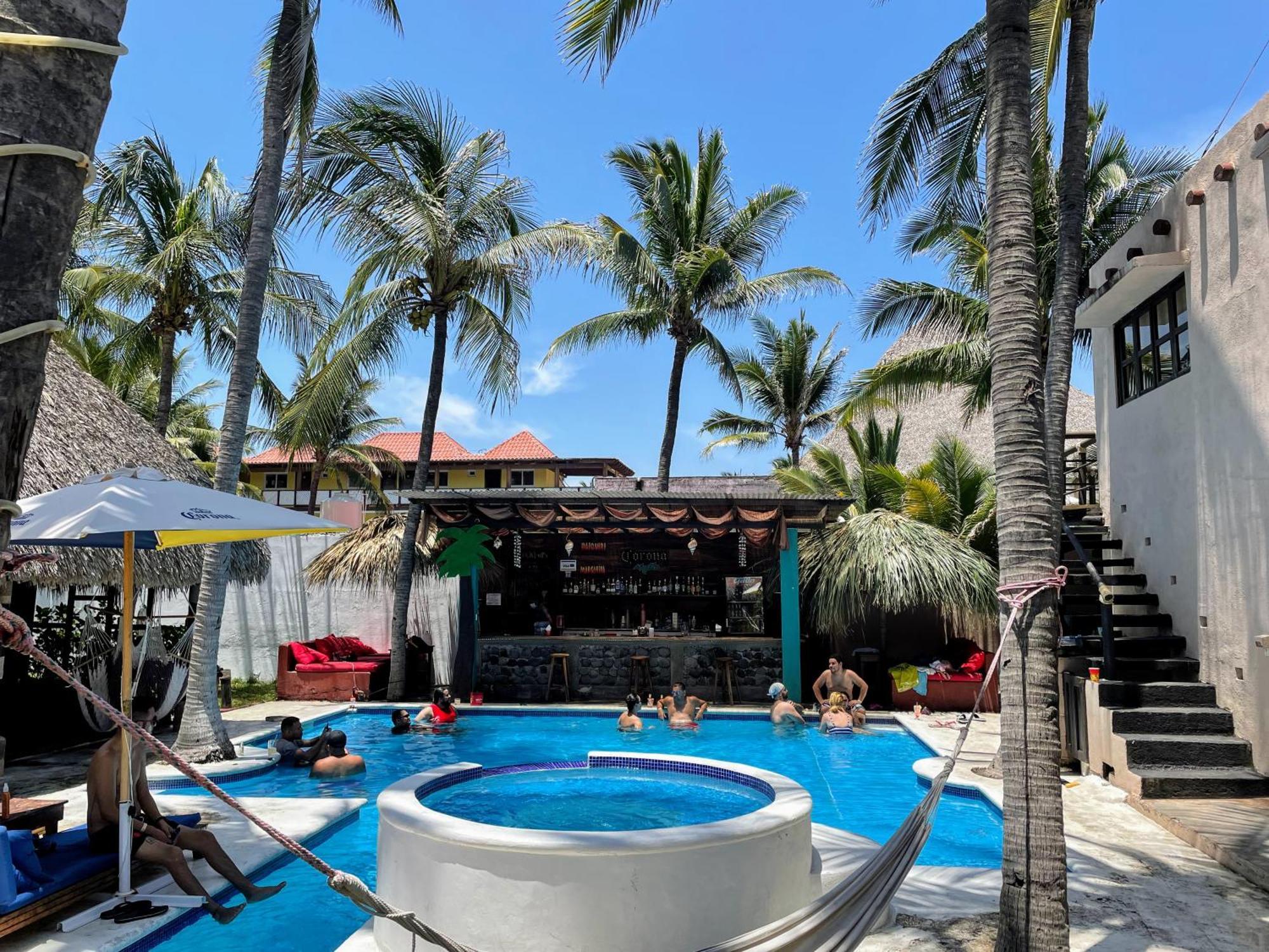 Johnnys Place Hotel Monterrico Zewnętrze zdjęcie